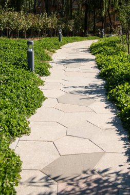 Parktaki taş yol.