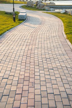 Gün batımında parkta küçük bir yol