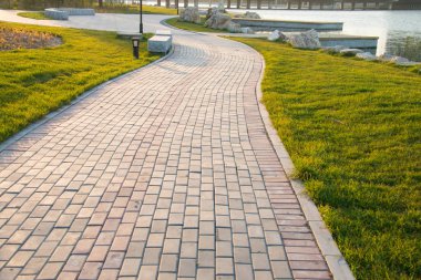 Gün batımında parkta küçük bir yol