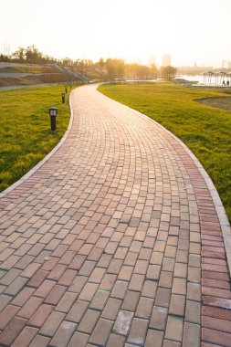 Gün batımında parkta küçük bir yol