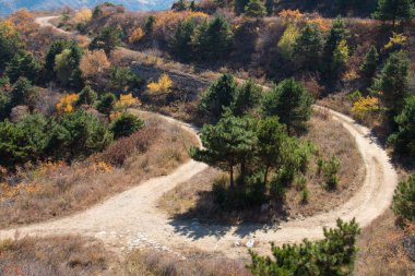 Dağlar arasındaki toprak yol