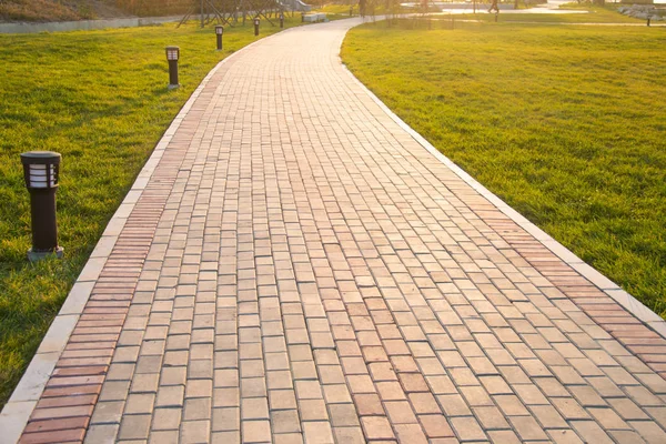 Gün batımında parkta küçük bir yol