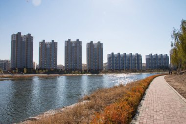 Nehir kenarındaki bir binayı kapatın.