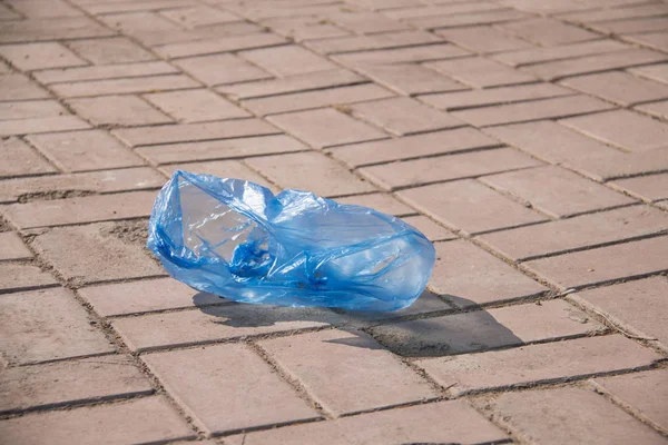 Sokağa atılan plastik torba