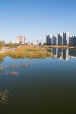 Nehir kenarındaki bir binayı kapatın.