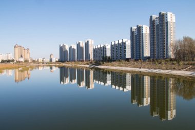 Nehir kenarındaki bir binayı kapatın.