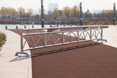 İzler gölün sonunda.