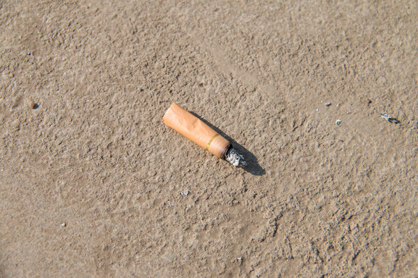 сигаретные окурки на землю