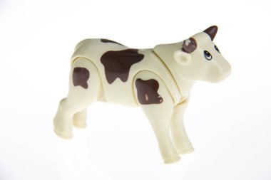 Plastik oyuncak inek.