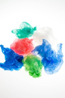 Beyaz arkaplanda plastik torbalar