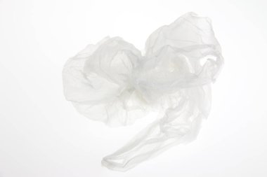 Beyaz arkaplanda plastik torba