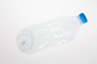 Beyaz arka planda plastik şişe.