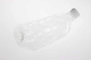 Beyaz arka planda plastik şişe.