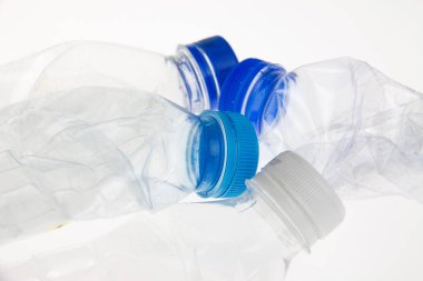 Beyaz arka planda plastik şişeler