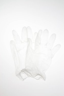 Beyaz arka planda lateks eldivenler