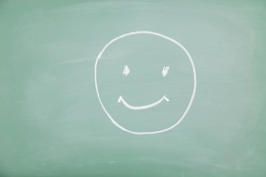 Tahtaya çizilmiş bir gülümseme