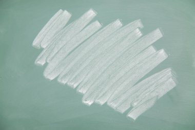 Tahtadaki beyaz tebeşir izleri