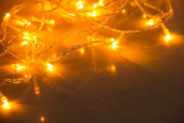 Noel renkli sicim ışıkları