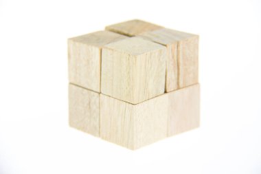 Beyaz arkaplanda izole edilmiş tahta oyuncak blokları