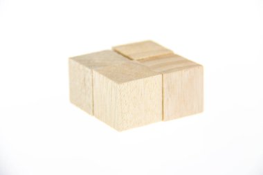 Beyaz arkaplanda izole edilmiş tahta oyuncak blokları