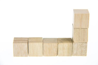 Beyaz arkaplanda izole edilmiş tahta oyuncak blokları