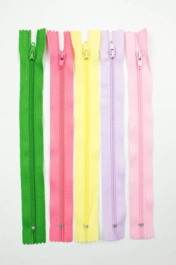 Beyaz arkaplanda renkli fermuar