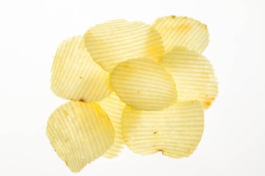 Beyaz arka planda patates dilimleri