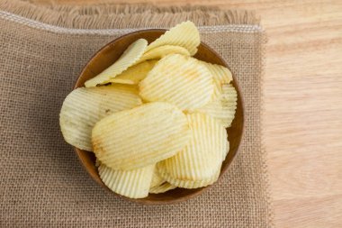 Bir kasede patates dilimleri