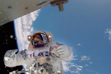 Astronot dış uzayda kameraya itme upps verir. Dünya