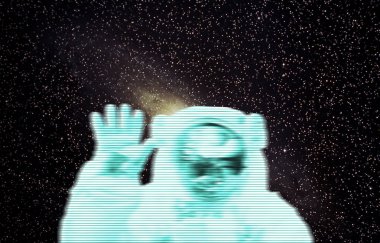 Astronot ve yıldız hologram ve backgro üzerinde Samanyolu