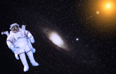 Astronot ve Samanyolu. Galaksi ve yıldızlar. Güneş parlaması. Elemanlar f