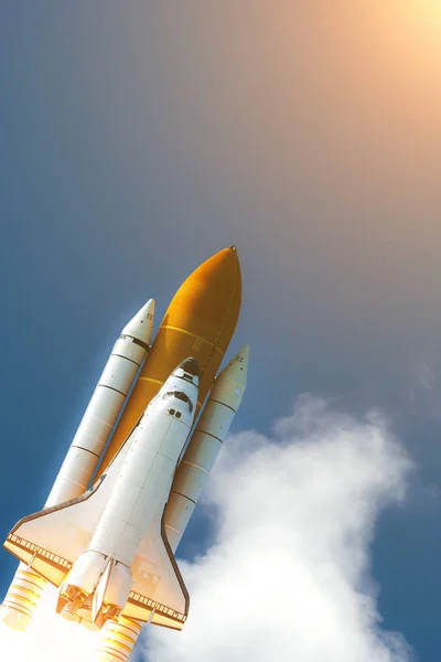 Rakete hebt in den Himmel ab die Elemente dieses Bildes furnis — Stockfoto