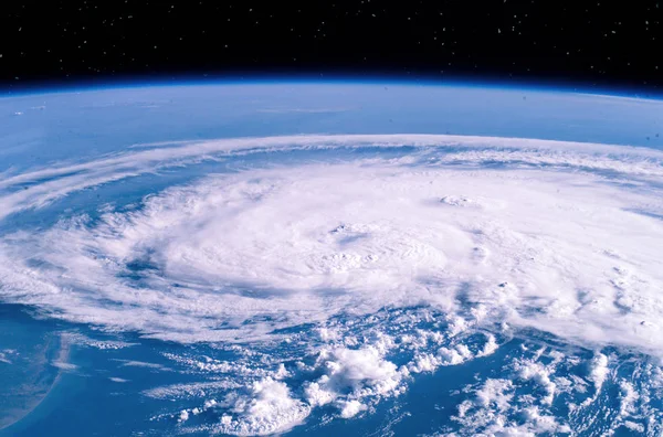 Furacão do espaço. Na Terra. Conceito de desastre. Os elementos o — Fotografia de Stock