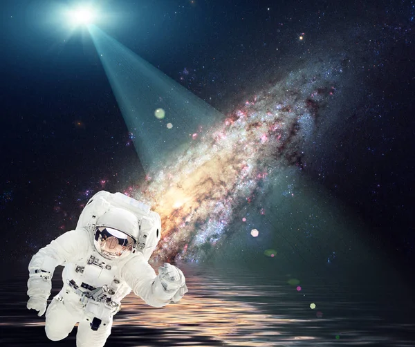 Koláž pro vesmír. Mimozemská planeta a astronaut. Světelný paprsek na ABO — Stock fotografie