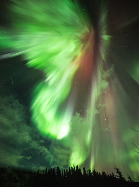 Aurora sobre la tierra. Elementos de esta imagen proporcionados por la NASA —  Fotos de Stock