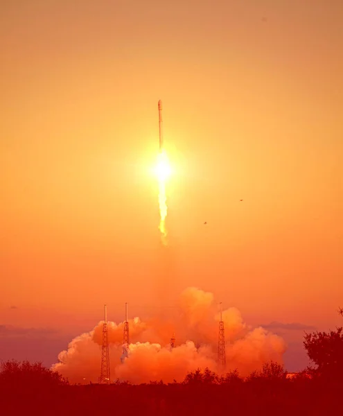 Roket kalkışı. Nasa tarafından döşenmiş bu görüntünün unsurları. — Stok fotoğraf