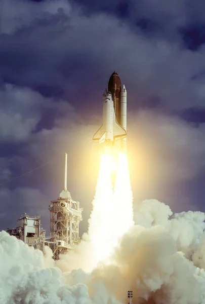 Ракетный корабль. Элементы этого изображения предоставлены НАСА . — стоковое фото