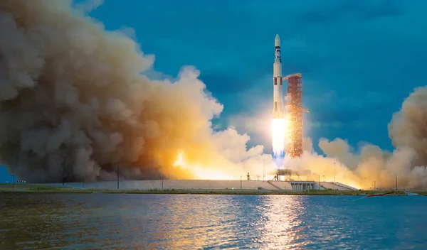 Raketa odletí do nebe. Hodně kouře a plynu. Elelidé — Stock fotografie