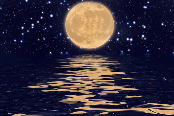 Luna llena y olas de mar con luz. Algunos elementos de esta imagen — Foto de Stock