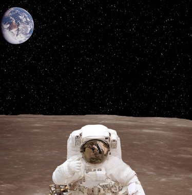 Güneş dışı gezegendeki astronot. T üzerinde garip taşlı manzara
