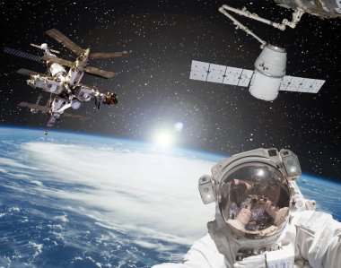 Astronot, uzay gemileri ve arka planda gün doğumu. Elementler 