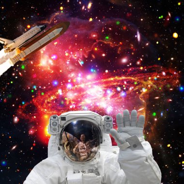 Astronot poz uyruyor. Roket arka planda. Bu i elemanları