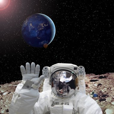 Arka planda ay ve dünya gezegeninde astronot. El