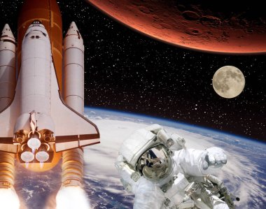 Roket dünyadan Mars'a uçuyor. Astronot önünde ve ay içinde 