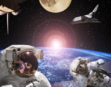 Astronotlar, uzay gemileri ve ay. Arka planda gün doğumu. El