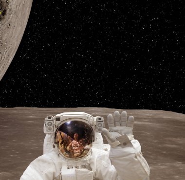 Güneş dışı gezegen ve astronot. Arkadaki diğer gezegen