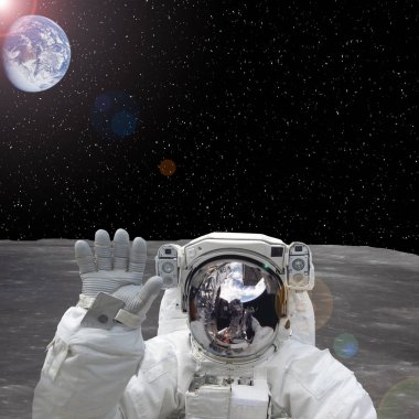 Astronotun arkasında Dünya var. Ay'daki astronot. Elementler 