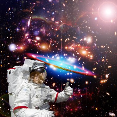 Astronot dış uzay, galaksiler ve yıldız karşı thumbs-up verir