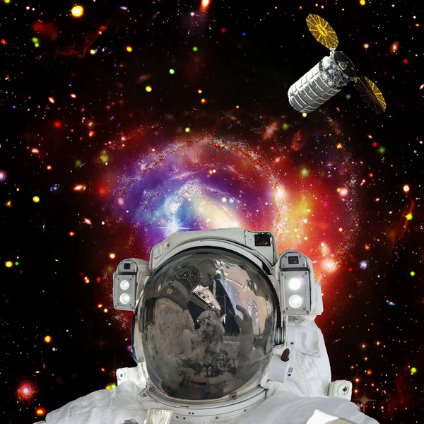 Astronaut poserar mot galaxer och stjärnor. Yttre rymden. The El — Stockfoto