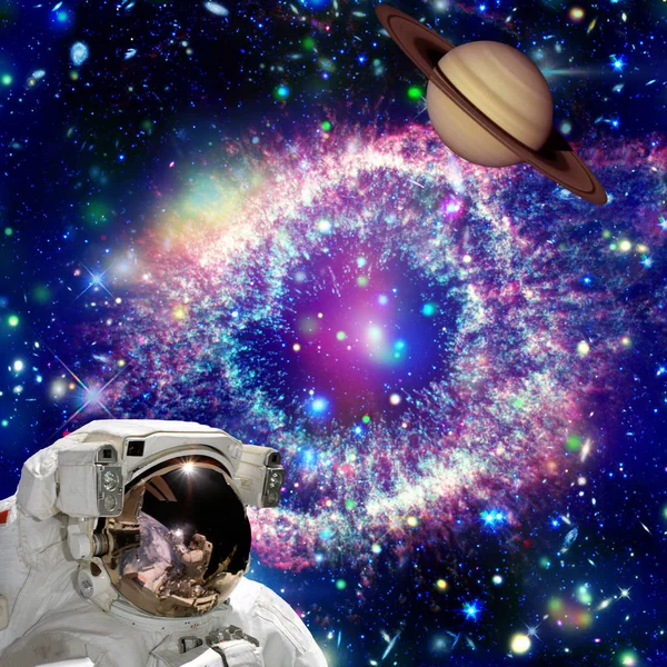 Astronauta mirando al planeta contra el espacio. Los elementos de t — Foto de Stock